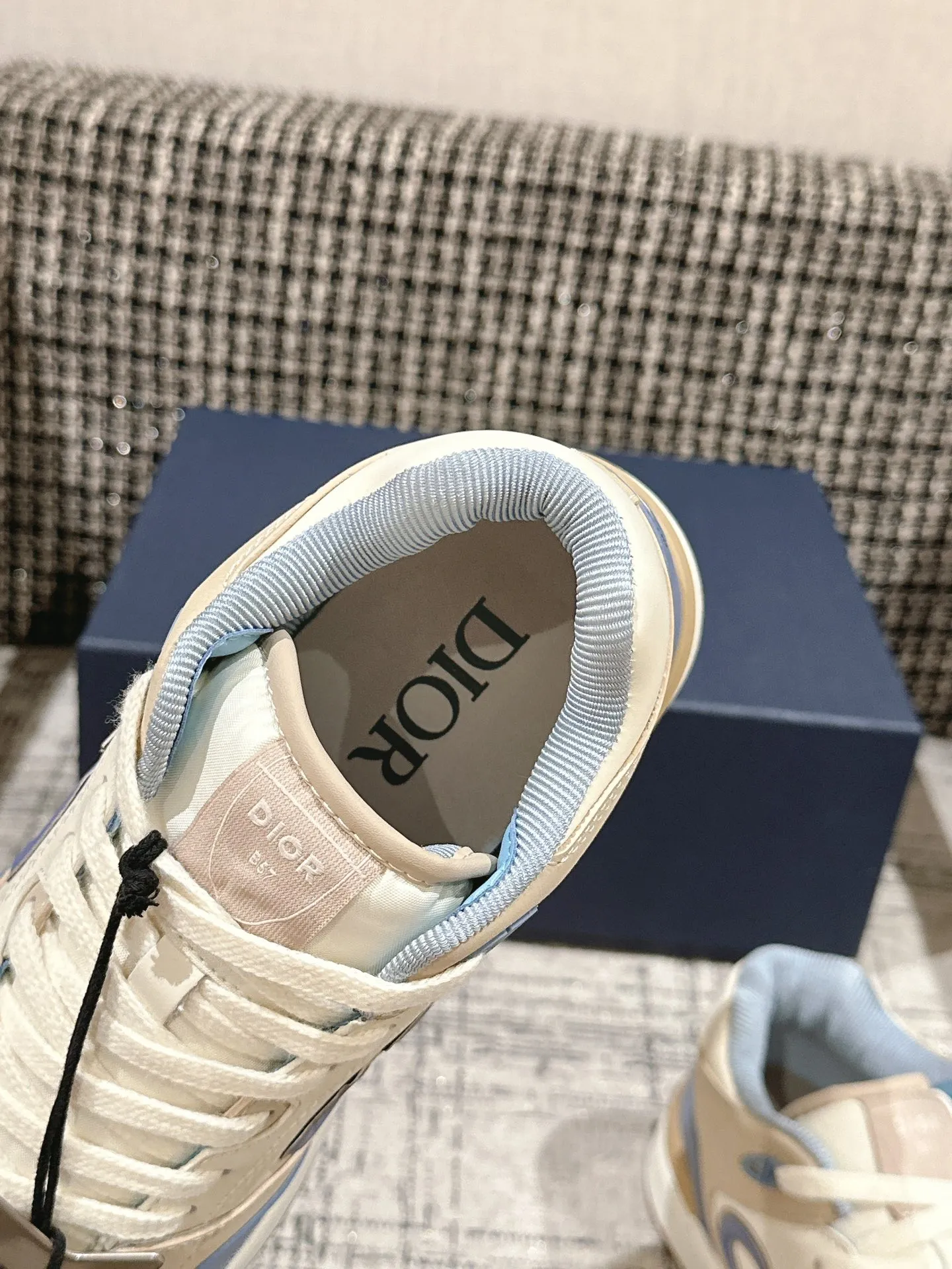 👟👟Ex-factory price 680👟👟. Dior 2024 model B57 popular casual shoe mid-top version, couple model, original explosion-proof one-to-one perfect reproduction, craftsmanship details in place, original customized materials, awesome, latest element combination, fashionable and casual personality, versatile Fabric: original fabric cowhide, mesh, electric embroidery plus 3D printing Inner: imported breathable mesh feet: original molding pad outsole: original one-to-one mold opening T👟👟Ex-factory price U Size: women’s size 35-40~men’s size 39-45
